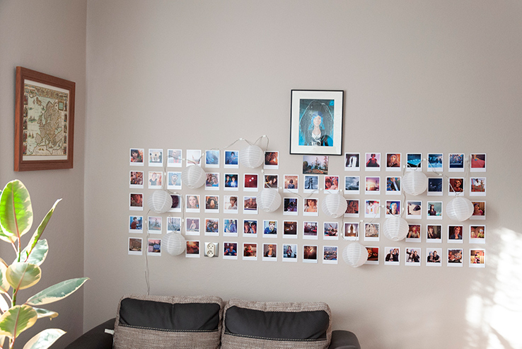 life-is-strange-polaroid-wall-day-office